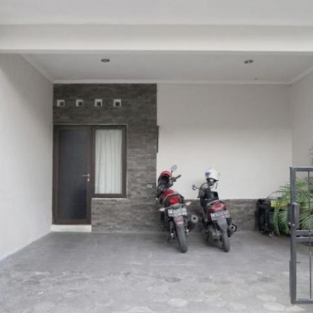 Dparagon Pamela 3 Hostel Джокякарта Екстериор снимка