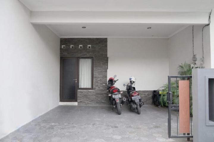 Dparagon Pamela 3 Hostel Джокякарта Екстериор снимка