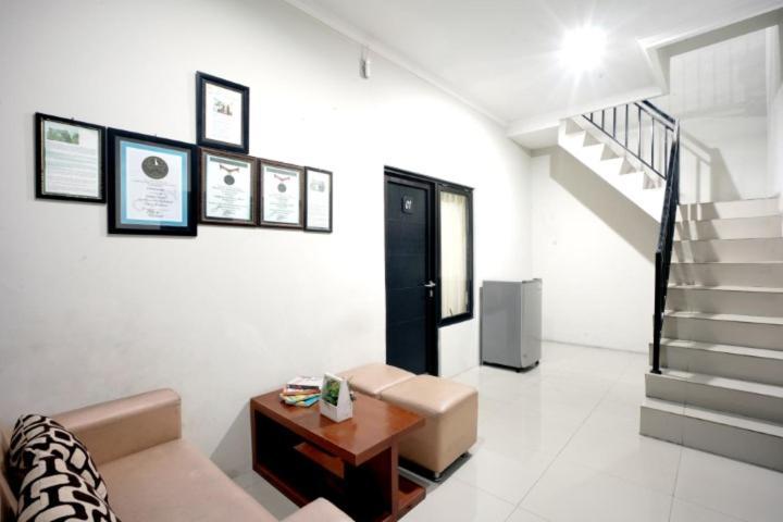 Dparagon Pamela 3 Hostel Джокякарта Екстериор снимка