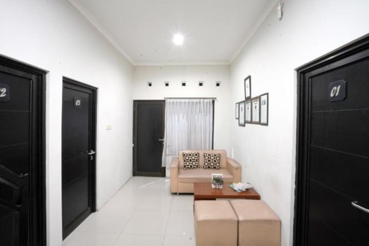 Dparagon Pamela 3 Hostel Джокякарта Екстериор снимка